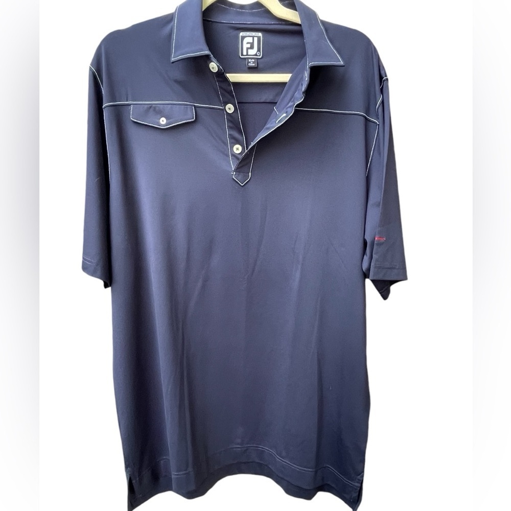 💙⛳️Footjoy size L golf shirt in navy blue w/ contrasting white trim. MINT!